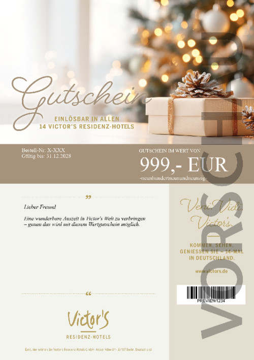 Vor einem leuchtenden Weihnachtsbaum mit Lichterkette liegt ein kleines beiges Geschenk mit einem Tannenzapfen, dieser ist mit Schnee bedeckt obendrauf. Victor's Wertgutschein Weihnachten