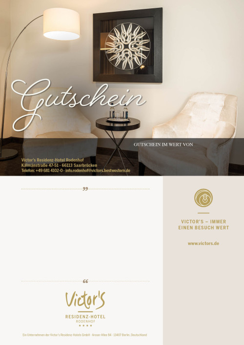 Eine elegante weiße Sitzgruppe mit Bogenlampe und Wandbild. Hotel Wertgutschein Saarbrücken-Rodenhof