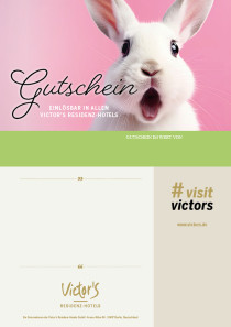 Der Gutschein begeistert mit einem weißen Osterhasen, dem einfällt, dass bald Ostern ist. Der Hintergrund hierzu ist rosa.