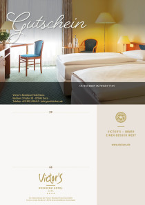 Ein Doppelzimmer lädt zum verweilen ein. Lichtdurchflutet sind ein Bett und Sitzmöbel abgebildet.