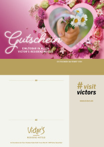 Eine kleine Kinderhand hält ein paar Gänseblümchen. Umrandet wird dies von einem rosafarbenen Herz aus Blüten.