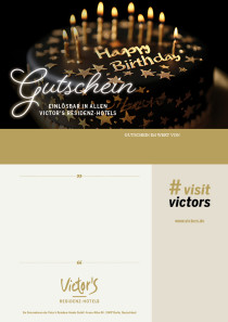 Ein edler und in schwarzgold gehaltener Geburtstagskuchen ist mit vielen Sternchen und kleinen Kerzen verziert. Der Kuchen trägt die Aufschrift: Happy Birthday!