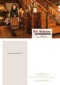 Der Gastraum der Scheune ist in warmen Holztönen gehalten, eine Mitarbeitern empfängt Sie lächelnd.