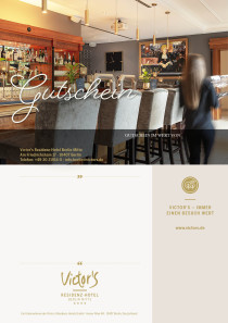 Die Hotelbar in Holzoptik lädt mit gemütlichen Barhockern zum Verweilen ein.