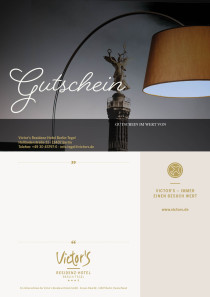 Ein Zimmerdetail mit Lampenschirm und Wand. Auf der Tapete ist die Siegessäule abgebildet.