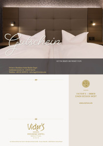 Das Kopfteil eines einladenden Bettes mit Bettdecken und Kissen.