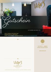 Die Rezeption des Hotels mit Victor's Schriftzug. Im Vordergrund ein einladendes Sitzmöbel mit Kissen.