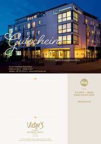 Einladend erstrahlt die Fassade des Hotels vor blauem Abendhimmel.