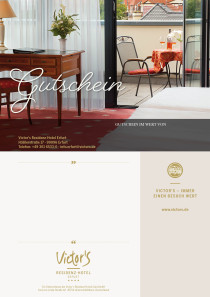 Im Vordergrund ein Bett mit weißen Laken, im Hintergrund ein Schreibtisch und der Blick aus der Balkontür auf eine einladende Terrasse.