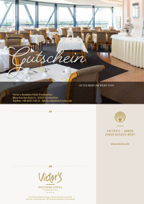 Zu sehen ist das Restaurant mit seinen eingedeckten Tischen. Im Hintergrund schaut kann man den weiten Blick aus den Fenstern genießen.