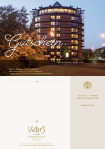 Im Abendlicht steht das Hotel in der Bildmitte. Die Fenster des Gebäudes sind erleuchtet.