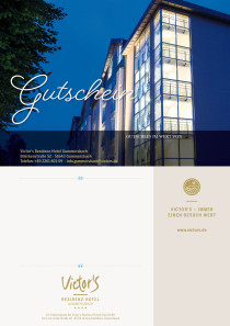 Das Hotel mit seinen erleuchteten fenstern steht vor einem Abendhimmel.