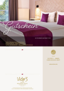 Ein helles Bett mit magenta-farbenen Kissen und Bettschal lädt zum Verweilen ein. Im Hintergrund ein Fenster mit Blick ins Grüne.