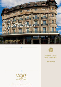 Die Jugendstilfassade des Hotel steht vor einem blauen, leicht bewölktemHimmel.