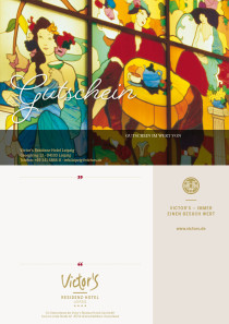 Zu sehen ist das Bleiglasfensetr aus dem Victor's Restaurant. Auf dem erleuchteten Fenster sind Personen an Restauranttischen zu sehen.