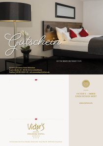 Vor einem stilvollen Bett steht ein Tischchen und eine Stehlampe.