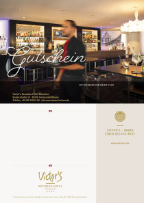 Im Hintergrund die Victor's Bar mit glänzenden Lichtern. Im Vordergrund ein Kellner mit Tablett.