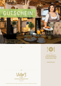 Eine freundliche Kellnerin lächelt und stellt einen Teller auf einen schön gedeckten Tisch. Im Hintergrund das Buffet und die hölzerne Einrichtung der Kräuterstube.