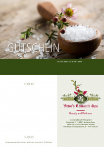 Auf einem hölzernen Tisch liegt ein kleiner Löffel aus Holz. Der Löffel enthält Salz. Im Vodergrund liegt eine zarte Blüte.