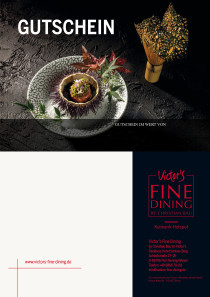 Ein Gericht von Christian Bau. Ein beeindruckender Teller steht auf einem dunklen Steintisch. Auf dem Teller das ein Gericht mit Seeigel und Caviar.