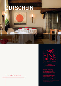 Ein Blick in das Restaurant Victor's Fine Dining by Christian Bau. Im Vordergrund stehen edel eingedeckte Tische, im Hintergrund eine minimalistische Leinwand.