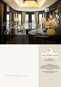 Eingangsbereich des Victor's Spa mit Empfansgtresen, Sitzgruppe und Blick ins Moseltal.