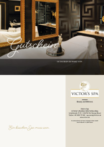 Der Gutschein zeigt einen Behandlungsraum. Im Vordergrund eine Massageliege, im Hintergrund eine Kommode und Spiegel an den Wänden.