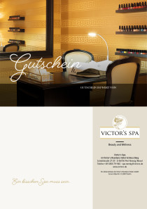 Hinter dem einladenden Maniküretisch stehen unzählige Nagellacke.