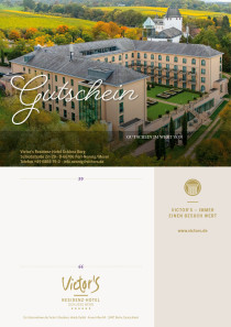 Der Gutschein zeigt eine Luftaufnahme der Hotelanlage im Herbst.,