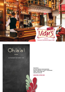 Die eleganten Bar mit glänzenden Gläsern und einem Kellner lädt zum Verweilen ein.