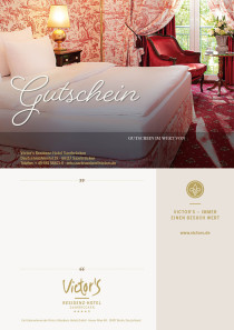 Ein Zimmer mit Blick in den Park, das weiß bezogene Bett erstrahlt in einem Zimmer mit romantisch gemusterten Tapeten und Vorhängen.