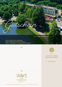 Die Luftaufnahme zeigt den Deutschmühlenweiher, dahinter das Hotel im wunderschönen Tageslicht.