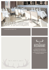 Einladend eingedeckte Tische im Restaurant. Im Hintergrund die lichtdurchflutenden Fenster mit Blick nach draußen.