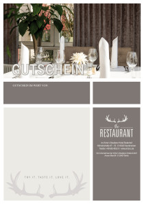 Ein Tisch, liebevoll eingedeckt. Die Sonne scheint auf die dezente Tischdekoration.