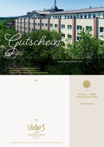 Die Fassade des Hotels liegt im Sonnenlicht. Davor stehen Bäume.