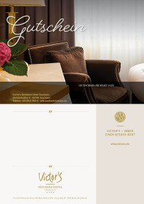 Ein Zimmerdetail mit einem bequemen Sessel neben einem Bett.