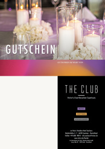 Ein Tisch ist mit weißen Kerzen und Blüten dekoriert.