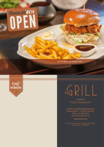 Ein Pulled Pork-Burger ist neben Pommes Frites auf einem Teller angerichtet.