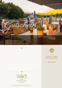 Die Nova-Terrasse im Sonnenuntergang. Im Vordergrund kühle Getränke.