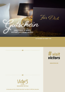 Eine kleine schwarze Karte ist zu sehen wo für dich drauf steht. Im Hintergrund ein Kopteil von einem Bett und eine Nachttischlampe.